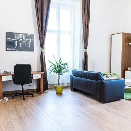 Apartment Cozy, City With Private Garage