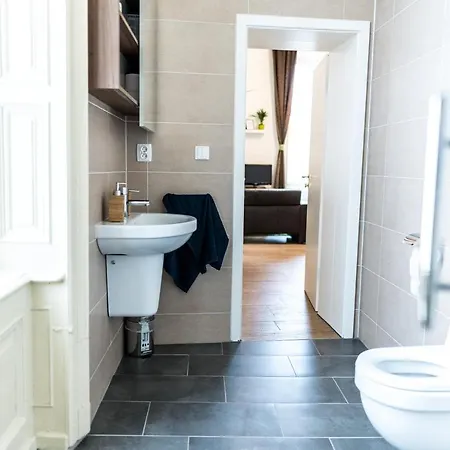 Apartment Cozy, City With Private Garage