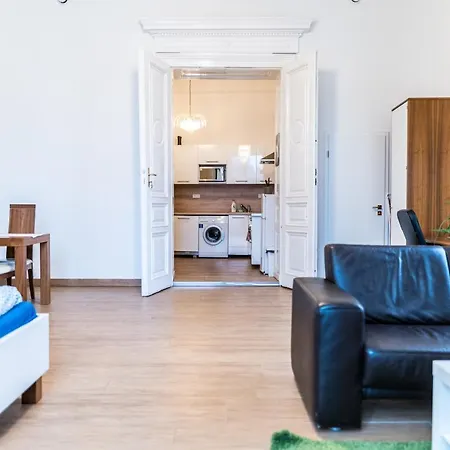 Cozy, City With Private Garage Apartment *